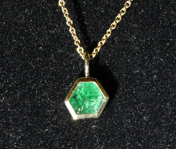 Smaragdanhänger in Goldfassung