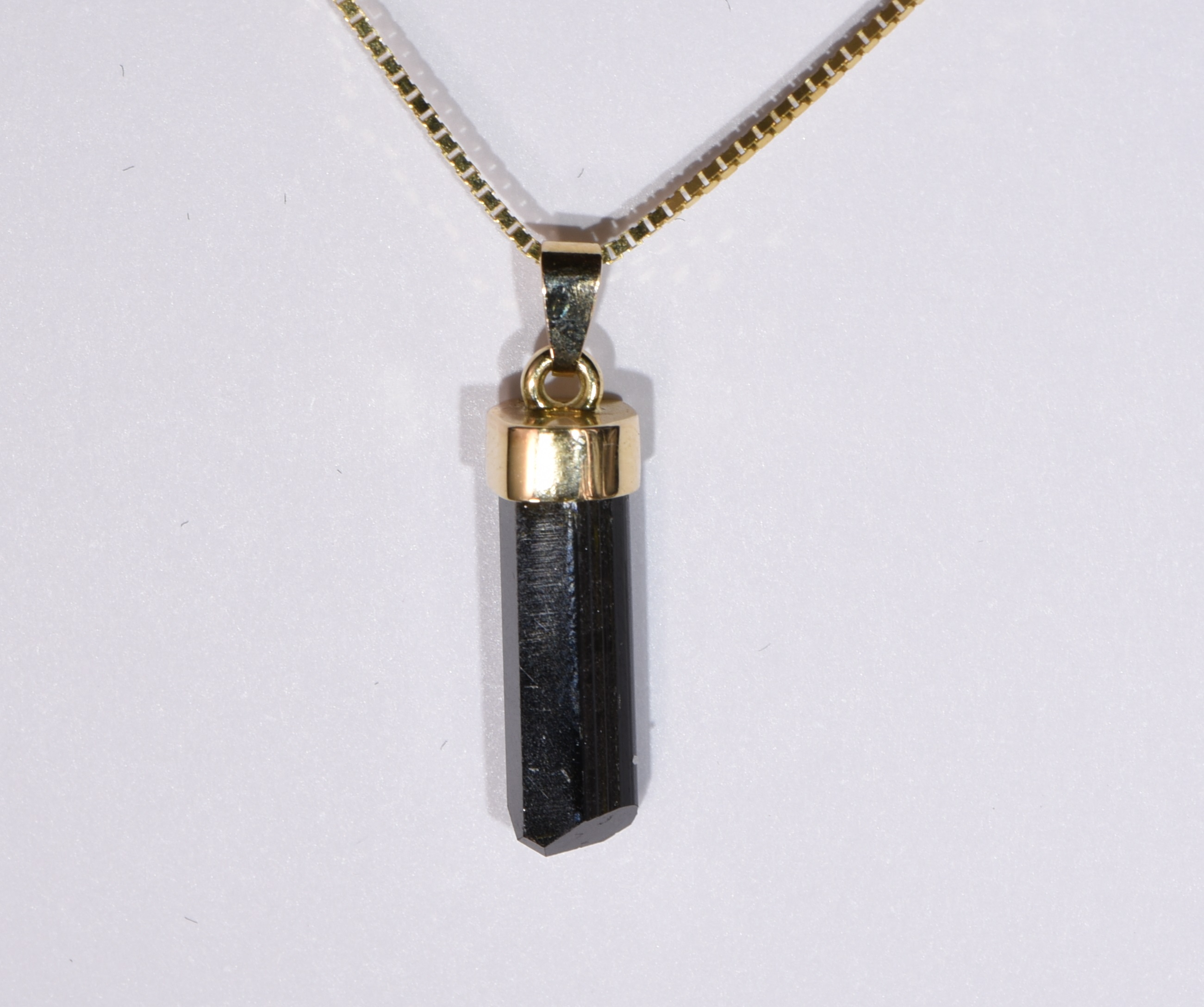 Epidotanhänger mit Goldkappe