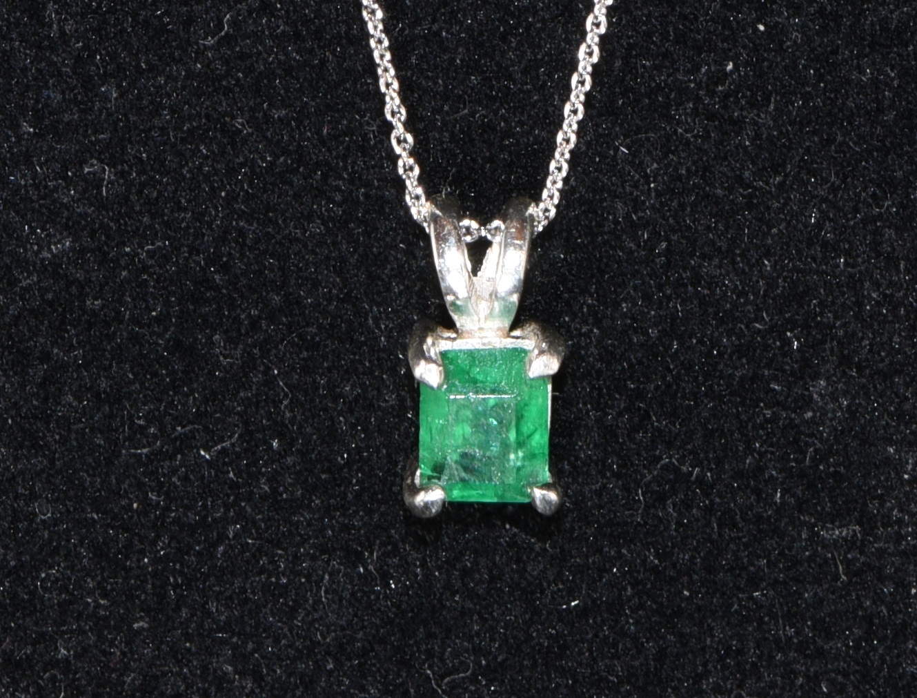 Zierlicher Smaragdanhänger (Krappenfassung)