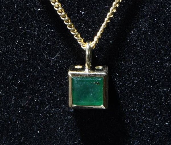 Smaragdanhänger in Goldfassung
